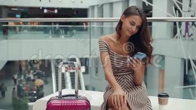 购物妇女微笑着拿着袋子在商场的电话里交谈。 带智能手机的漂亮女孩带着购物中心的行李